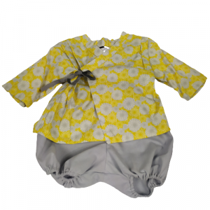 Chemise forme kimono « fleurs rosaces grises / blanches » fond jaune! (Taille 6/9 mois)